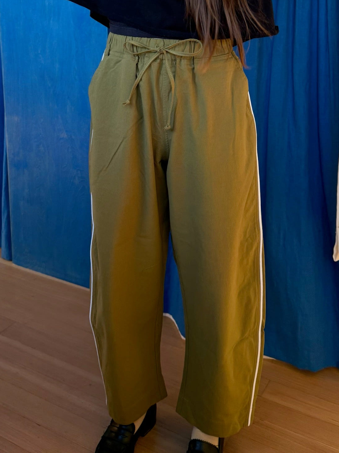 Jules Pant - Moss with white Piping